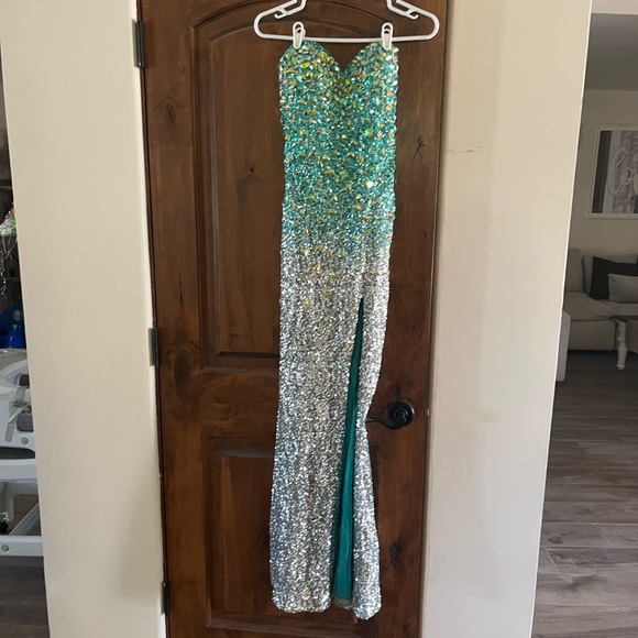 La femme sequin ombré prom dress size 4 - Picture 6 of 9